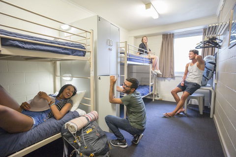 Melbourne Metro YHA - Bridge Guide 32