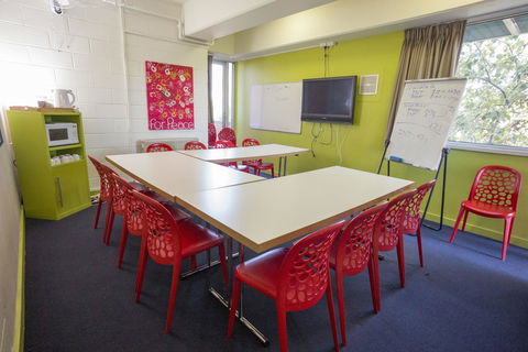 Melbourne Metro YHA - Bridge Guide 23