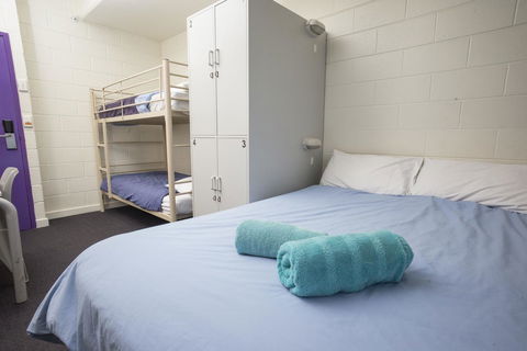 Melbourne Metro YHA - Bridge Guide 8