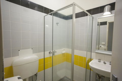 Melbourne Metro YHA - Bridge Guide 26