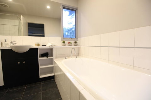 Lorne Luxury - Lawyer Find 2