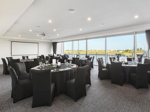 BEST WESTERN PLUS Lake Kawana Hotel - Click Find 42