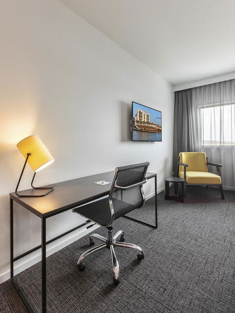 BEST WESTERN PLUS Lake Kawana Hotel - Click Find 19