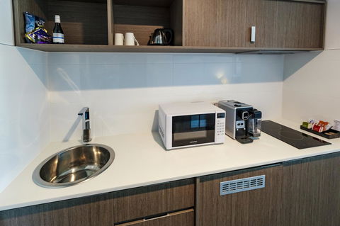 BEST WESTERN PLUS Lake Kawana Hotel - Click Find 10