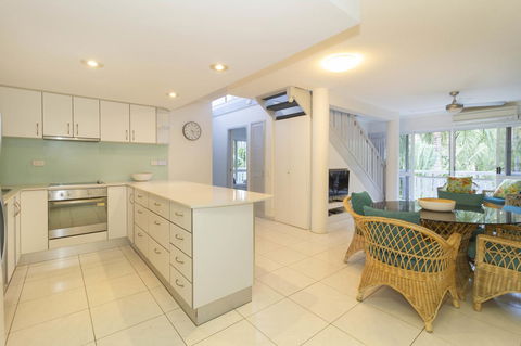 The White House Port Douglas - Click Find 23