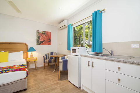 Port Douglas Motel - Click Find 38