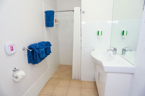Port Douglas Motel - Click Find 13