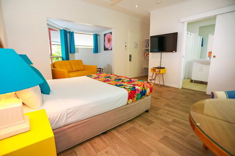 Port Douglas Motel - Click Find 18