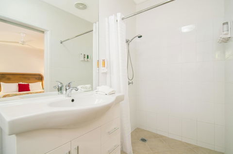 Port Douglas Motel - Click Find 39