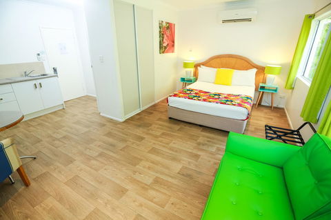 Port Douglas Motel - Click Find 10
