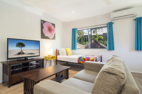 Port Douglas Motel - Click Find 36