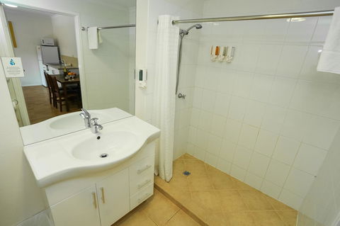 Port Douglas Motel - Click Find 6