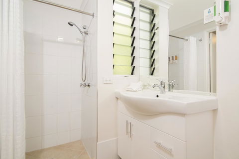 Port Douglas Motel - Click Find 42