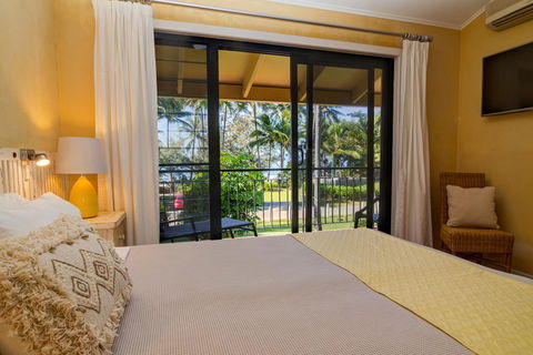 Number 2 On The Beach | Beautiful Beachfront Villa - Click Find 13