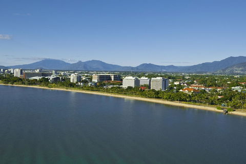 Holiday Inn Cairns Harbourside - Bridge Guide 0