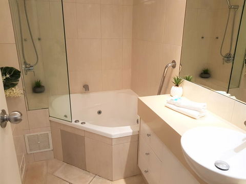 Gemini Court Holiday Apartments - Click Find 41