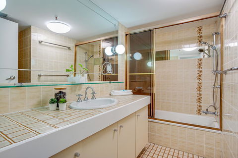Gemini Court Holiday Apartments - Click Find 11