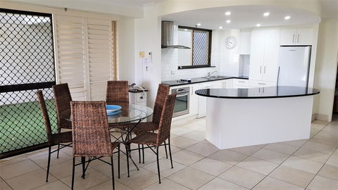 Gemini Court Holiday Apartments - Click Find 17