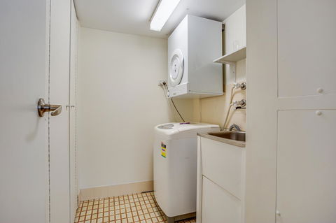 Gemini Court Holiday Apartments - Click Find 6