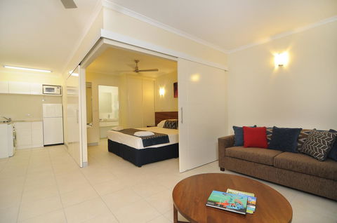 Cairns Queenslander Hotel & Apartments - Bridge Guide 17