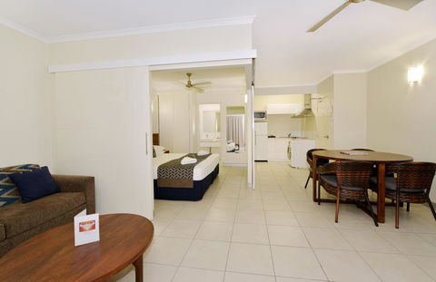 Cairns Queenslander Hotel & Apartments - Bridge Guide 10