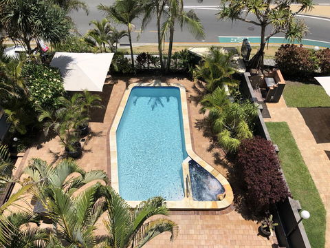 Hi Ho Beach Front Apartments On Broadbeach - Bet 4u 21