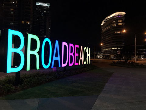 Hi Ho Beach Front Apartments On Broadbeach - Bet 4u 42