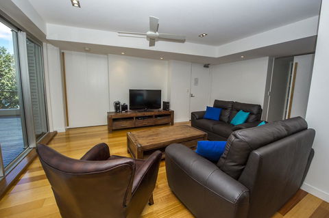 Maggies Beachfront Apt. 13 - Bet 4u 15