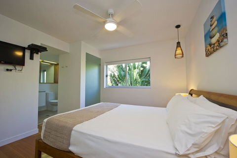 Maggies Beachfront Apt. 13 - Bet 4u 16