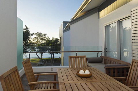Maggies Beachfront Apt. 13 - Bet 4u 17