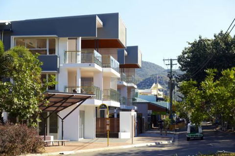 Maggies Beachfront Apt. 13 - Bet 4u 1