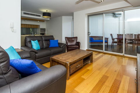 Maggies Beachfront Apt. 13 - Bet 4u 6