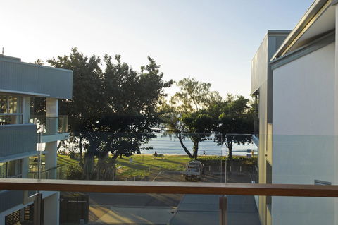 Maggies Beachfront Apt. 13 - Bet 4u 9