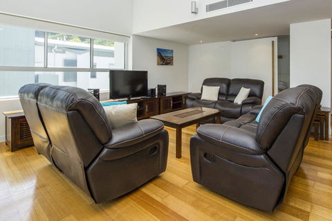 Maggies Beachfront Apt. 5 - Bet 4u 3