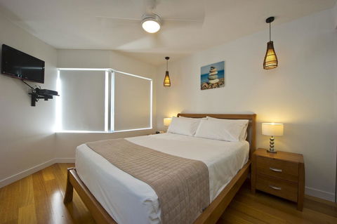 Maggies Beachfront Apt. 12 - Bet 4u 7
