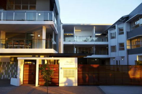 Maggies Beachfront Apt. 12 - Bet 4u 1
