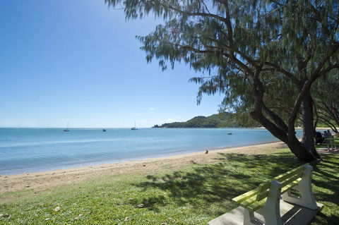 Maggies Beachfront Apt. 12 - Bet 4u 13
