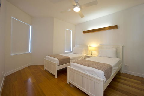 Maggies Beachfront Apt. 12 - Bet 4u 15
