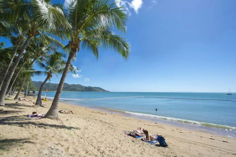Maggies Beachfront Apt. 8 - Bet 4u 1