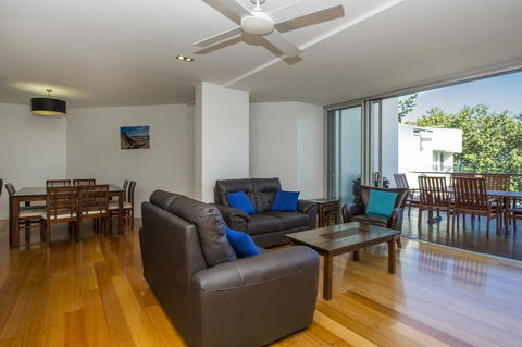 Maggies Beachfront Apt. 8 - Bet 4u 2