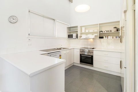 'Matilda' - Spacious & Centrally Located With Great Lake Views - Click Find 3