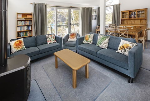 'Matilda' - Spacious & Centrally Located With Great Lake Views - Click Find 1