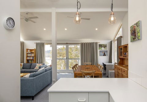 'Matilda' - Spacious & Centrally Located With Great Lake Views - Click Find 2