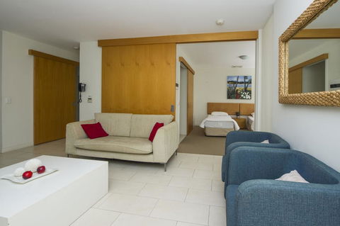 1 Bright Point Apartment 1502 - Bet 4u 2