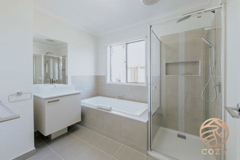 118 Refreshing 3BR Werribee Family House - Bet 4u 1