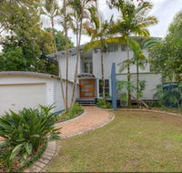 2 Satinwood Drive - Rainbow Shores Executive Level Beach House Pool Walk to Beach - Click Find