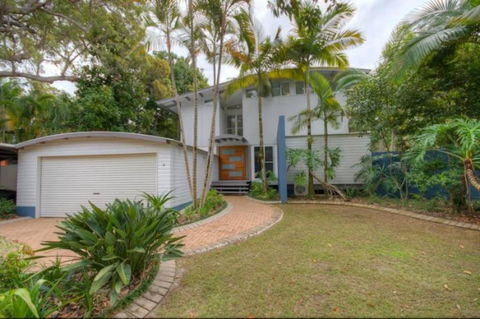 2 Satinwood Drive - Rainbow Shores, Executive Level Beach House, Pool, Walk To Beach - Click Find 0