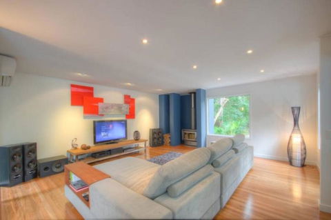 2 Satinwood Drive - Rainbow Shores, Executive Level Beach House, Pool, Walk To Beach - Click Find 2