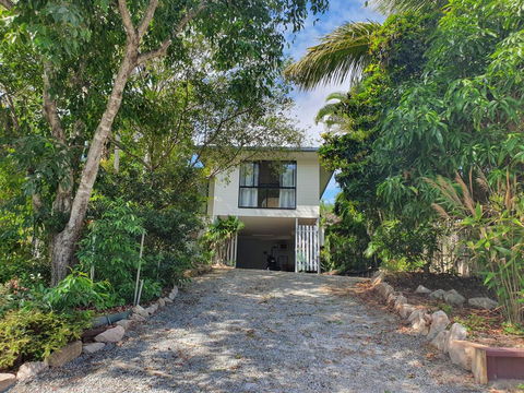 27 Bomburra Court - Rainbow Beach, Spacious, Comfortable, Large Deck, Private - Click Find 2