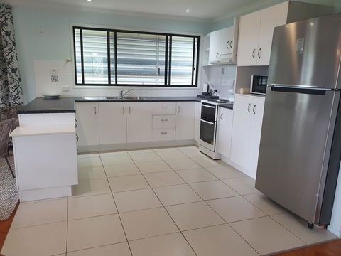 27 Bomburra Court - Rainbow Beach, Spacious, Comfortable, Large Deck, Private - Click Find 3